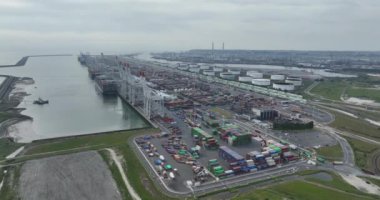 Le Havre, 19 Mayıs 2023, Fransa. Le Havre Limanı, konteyner terminali. Hava aracı görünümü.