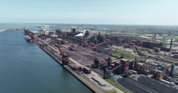 ヨーロッパ フランスのダンケルクにある大規模な製鉄所へ飛ぶ — ストック動画
