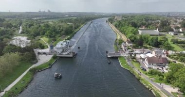 Pegasus Köprüsü, 2. Dünya Savaşı simgesi. Hava aracı görüntüsü. Caen Kanalı 'ndan geçen yol, Normandiya' da Caen ve Ouistreham arasında..