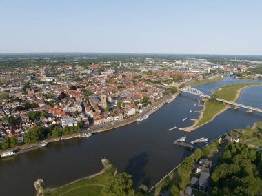 Hollanda 'daki Deventer şehri. Şehir siluetinin hava aracı görüntüsü.