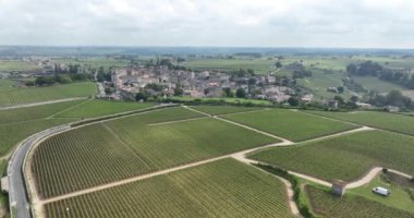 Saint Emilion, Bordeaux, Fransa yakınlarındaki ünlü şarap üzüm bağı köyü. Şarap köyü. Hava aracı görünümü.