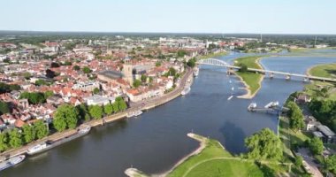 Hollanda 'daki Deventer şehri. Şehir siluetinin hava aracı görüntüsü.
