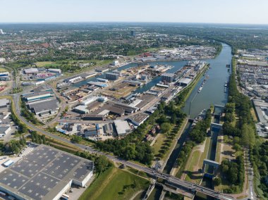 Nijmegen, 3 Haziran 2023, Hollanda. Nijmegen limanı Maas Waal kanalında. Endüstriyel port.