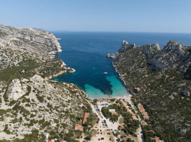 Fransız Bouches du Rhone departmanındaki Calanques Ulusal Parkı. Hava aracı görünümü.