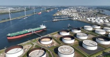 Hoek van Holland, 9 Haziran 2023, Hollanda. Caland Kanalı, Hoek van Holland 'dan Nieuwe Waterweg' e paralel olarak uzanır ve Europoort 'taki sanayi bölgelerine erişim sağlar. Havadan