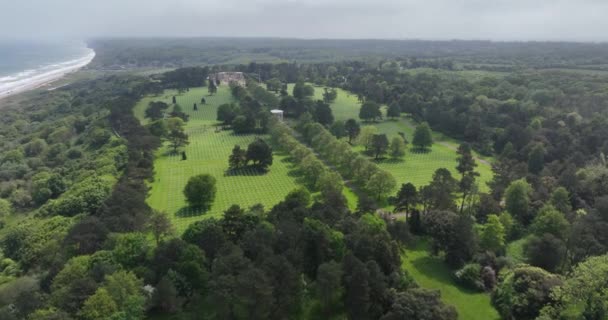 ノルマンディー アメリカ墓地とフランスのノルマンディー コルヴィル シュル メールの記念碑 空中ドローンビュー — ストック動画