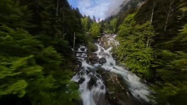 Flyger Nära Över Kaskad Vattenfall Bergslandskapet Drönarvideo Från Fpv — Stockvideo