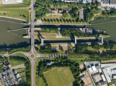 Weurt Kilit Kompleksi Nijmegen, Hollanda 'daki Maas Waal Kanalı' nda bir kilit. Havadan yukarıdan aşağıya görünüm.