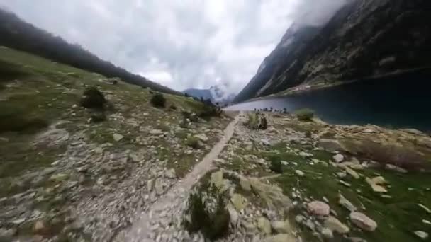 Terbang Atas Danau Gunung Pegunungan Alpen Hking Path Beautifull Nature — Stok Video