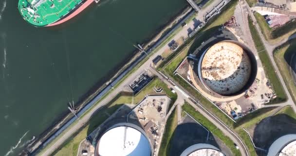 Великий Нафтохімічний Ємний Корабель Пристикувався Порту Роттердам Вигляд Згори Зверху — стокове відео