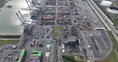 Le Havre, 19 Mayıs 2023, Fransa. Fransa 'daki Le Havre limanındaki konteyner limanı. Yukarıdan aşağıya hava aracı görünümü.