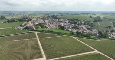 Bordeaux, Fransa yakınlarındaki Saint Emilion üzüm bağları. Hava aracı görünümü.