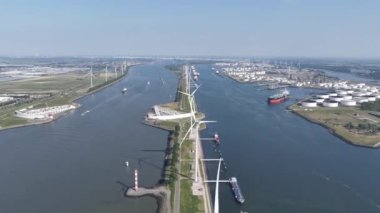 Hoek van Holland, 9 Haziran 2023, Hollanda. Caland Kanalı, Hoek van Holland 'dan Nieuwe Waterweg' e paralel olarak uzanır ve Europoort 'taki sanayi bölgelerine erişim sağlar. Havadan