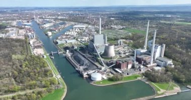Karlsruhe, Ren Limanı 'ndaki buhar ve kömür santralinin hava manzarası. Enerji şirketi tarafından işletilen termik santral.