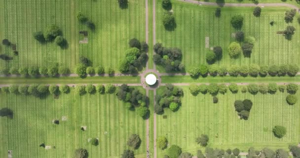 在法国诺曼底的美国第二次世界大战公墓 空中无人驾驶飞机俯瞰 — 图库视频影像