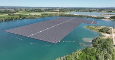 Büyük ölçekli güneş panelleri su üzerinde çiftçilik yaparak sürdürülebilir bir maddede enerji topluyor. Hava aracı videosu.