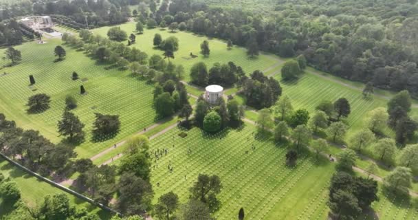 Американское Кладбище Время Второй Мировой Войны Нормандии Франция Воздушный Беспилотник — стоковое видео