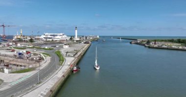 Dunkirk, 18 Mayıs 2023, Fransa. Dunkirk limanında alçaktan uçuyor, büyük ticari sanayi bölgesi. Hava aracı görünümü .