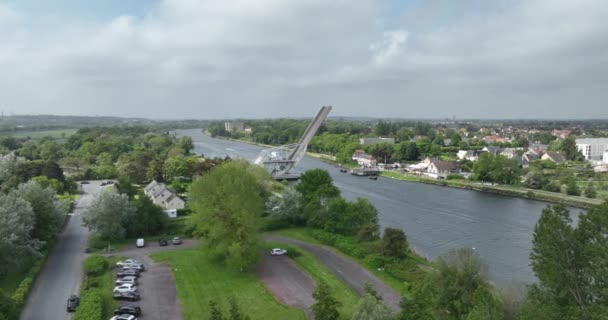Pegasus Überbrückt Eine Brücke Über Den Caen Kanal Der Nähe — Stockvideo