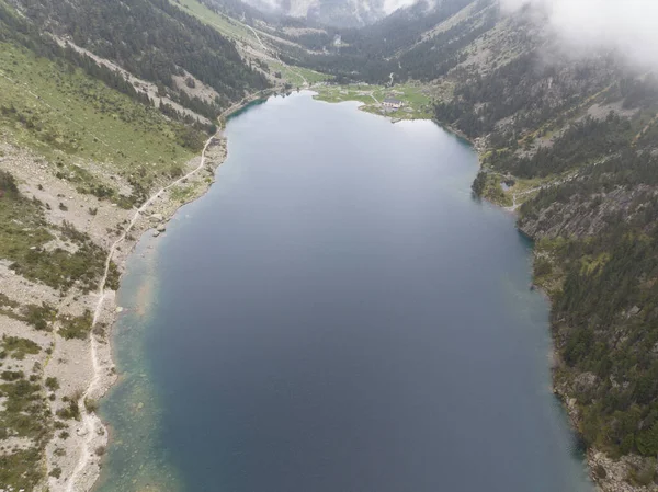 호수는 아름다운 호수로 마을에서 남쪽으로 12Km 떨어진 위치해 프랑스 무인기 — 스톡 사진