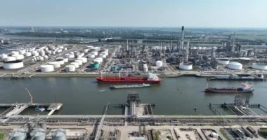 Rotterdam, 9 Haziran 2023, Hollanda. Odfjell Tankerleri AS Rotterdam limanına yanaştı. Hava aracı görünümü.
