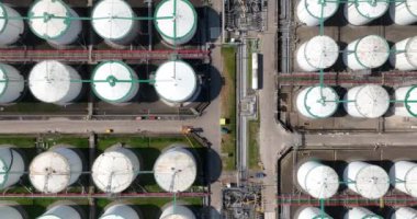 Petrol terminallerinin yukarıdan görünüşü. Rotterdam Limanı.