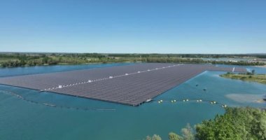 Suyun üzerindeki geniş solar pnale sahasının yukarıdan görünüşü. Hava aracı görünümü.