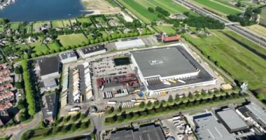 Woerden, 14 Haziran 2023, Hollanda. Jumbo süpermarket, dağıtım merkezi. Hava aracı görünümü.