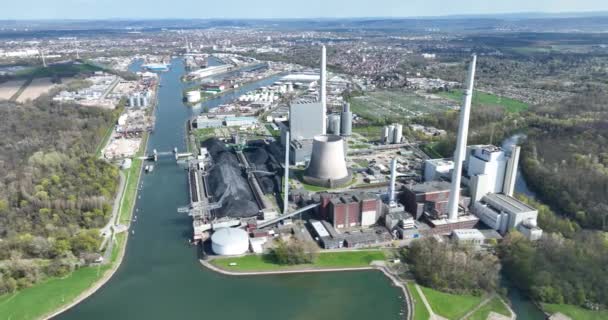 德国卡尔斯鲁厄港一座发电厂的空中视图 — 图库视频影像