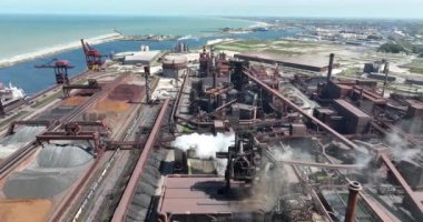 Büyük metal fabrikaları, patlama fırınları. Hava aracı görünümü.