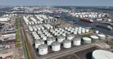 Rotterdam, 9 Haziran 2023, Hollanda. Petrol terminali, Vopak Terminal Botlek, Rotterdam Limanı. Hava aracı görünümü.