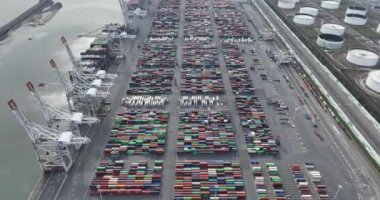 Le Havre, 19 Mayıs 2023, Fransa. Le Have, gemi ve vinçlerin konteynırları yükleyip indirdiği konteynır terminalinin en alt görüntüsü. Hava aracı görünümü.