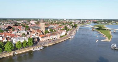 Deventer 'ın hava aracı videosu, Hollanda' da, Ijssel nehri boyunca, şehir silueti boyunca..
