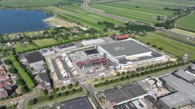 Woerden, 14 Haziran 2023, Hollanda. Jumbo süpermarket, dağıtım merkezi. Hava zaman atlaması hipersürati. Hava aracı görünümü.