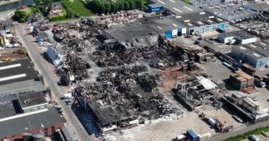 Hollanda 'da büyük bir sanayi bölgesinde çıkan yangından sonra.