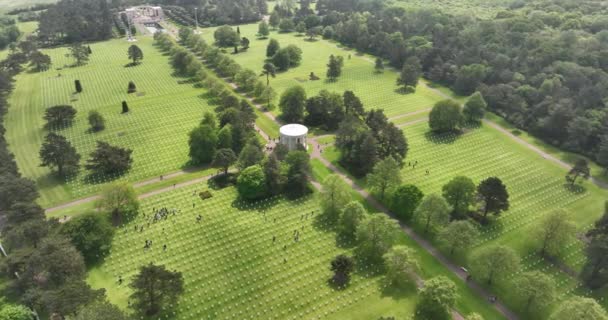フランス ノルマンディーのアメリカ戦争墓地空中ドローンビュー — ストック動画
