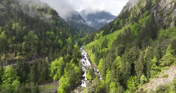 Voando Sobre Uma Cachoeira Nos Pirinéus Franceses Paisagem Montanhosa Ensolarada — Vídeo de Stock