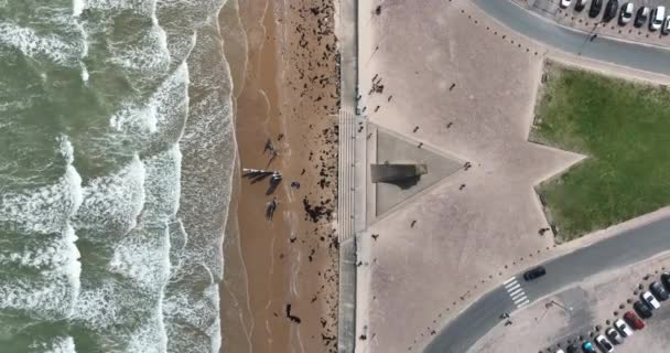 位于法国诺曼底奥马哈海滩的二战纪念碑 空中无人驾驶飞机视图 — 图库视频影像