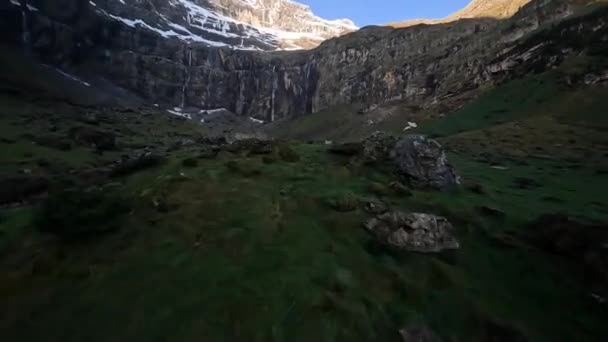 Fpv高速空中ドローンビデオフランスのピレネー山脈のサークル ガヴァーニーで飛んでいます 山の風景 — ストック動画