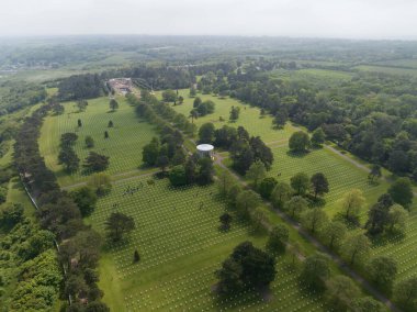 Normandiya, Fransa 'daki Amerikan ww2 mezarlığının insansız hava aracı fotoğrafı..