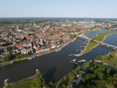 Deventer, Hollanda silueti ve Ijssel nehrinin hava aracı fotoğrafı..