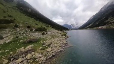 Fransız pirenelerinde, De Gaube Gölü 'nün yakınındaki De Gaube Gölü üzerinde uçan insansız hava aracı videosu. Avrupa.