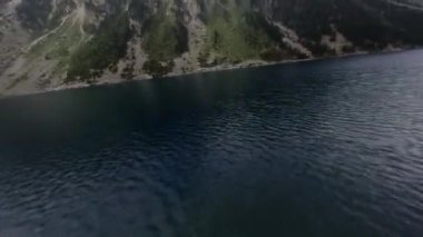 Dağ Gölü 'nün hava aracı fotoğrafı, Fransız pirenelerinde Gaube Gölü. Avrupa.