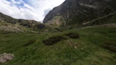 FPV yüksek hızlı insansız hava aracı Pireneler, Fransa 'da Cirque de troumouse' da uçarken çekilmiş..