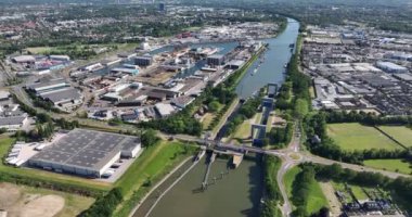 Nijmegen, Hollanda ve yanındaki sanayi bölgesinin insansız hava aracı görüntüleri..