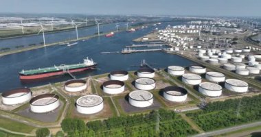 Rotterdam limanında büyük ölçekli petrokimya şirketleri ve altyapı. Hava aracı videosu.