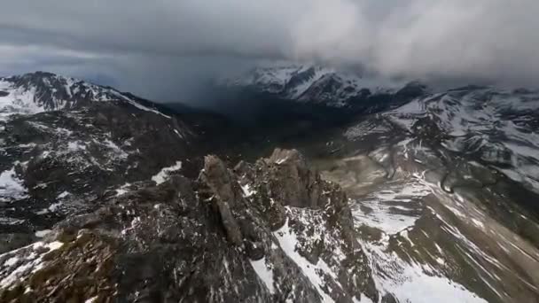 Vídeo Del Dron Aéreo Fpv Volar Sobre Una Cresta Nevada — Vídeos de Stock