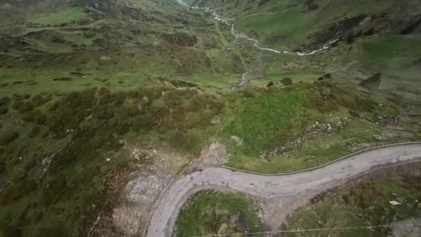 Fpv Drone Aéreo Vídeo Mergulho Longo Uma Cachoeira Col Tourmalet — Vídeo de Stock