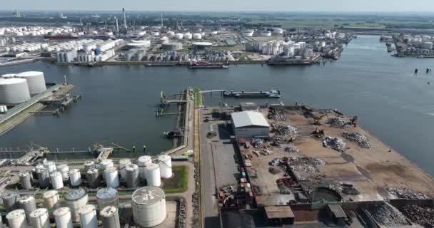 2023年6月9日 オランダのロッテルダム ロッテルダムの大規模な工業港を飛んでいます 商業会社 — ストック動画