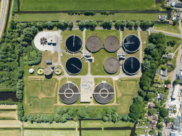 Drohnenvideo Aus Der Luft Von Einer Wasseraufbereitungsanlage Gouda Niederlande lizenzfreie Stockbilder